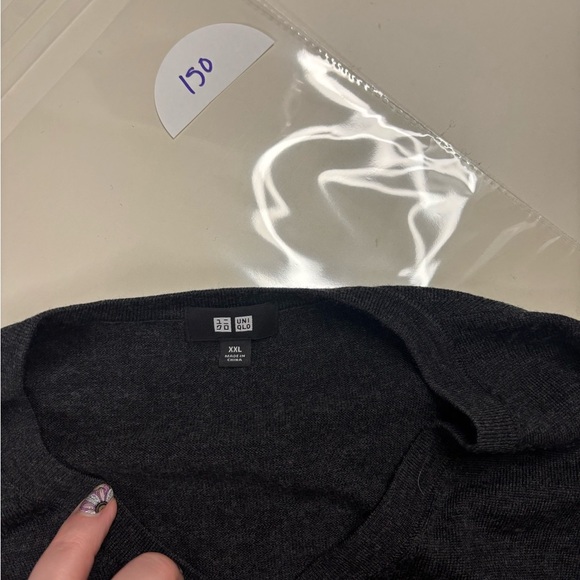 Uniqlo Men’s Size XXL 100% Wool V Neck Solid Dark Grey Charcoal Sweater - Picture 7 of 8